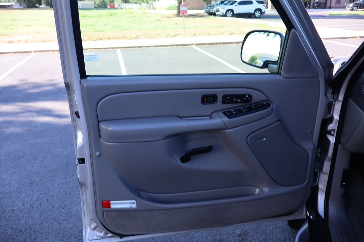Used 2005 GMC Yukon SLT w/ SLT Preferred Equipment Group AWD/4WD image 25