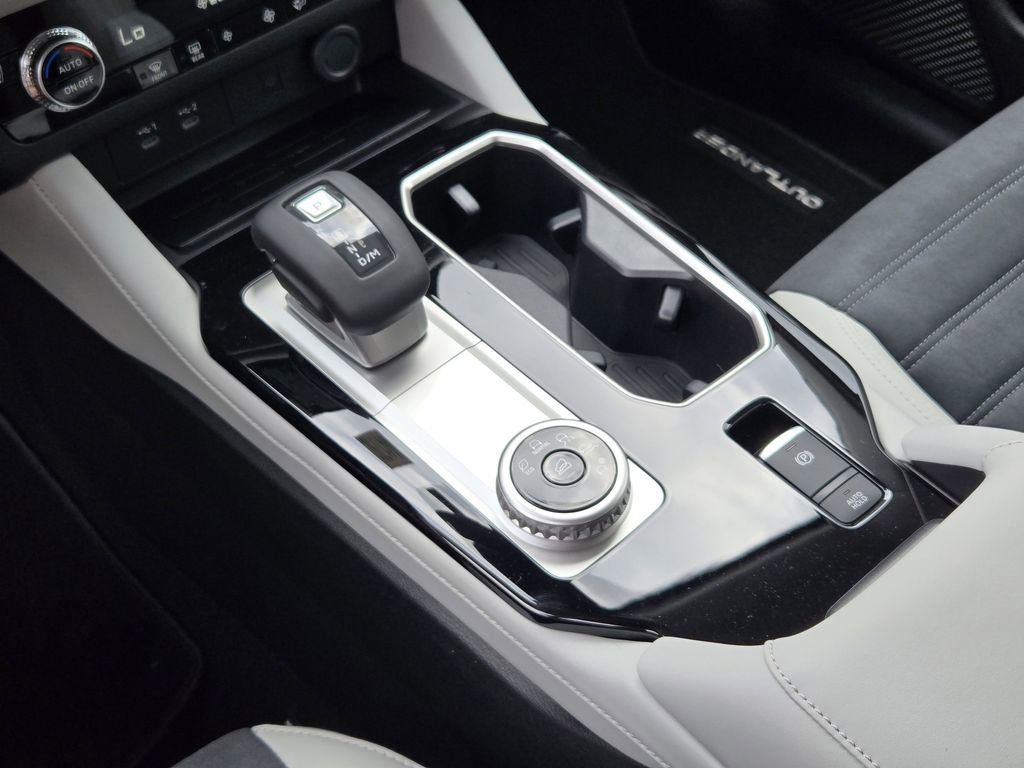 New 2026 Mitsubishi Outlander LE image 16