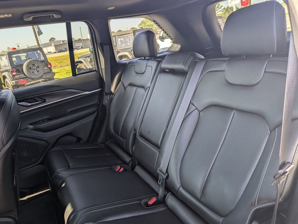 Used 2025 Jeep Grand Cherokee Limited image 30