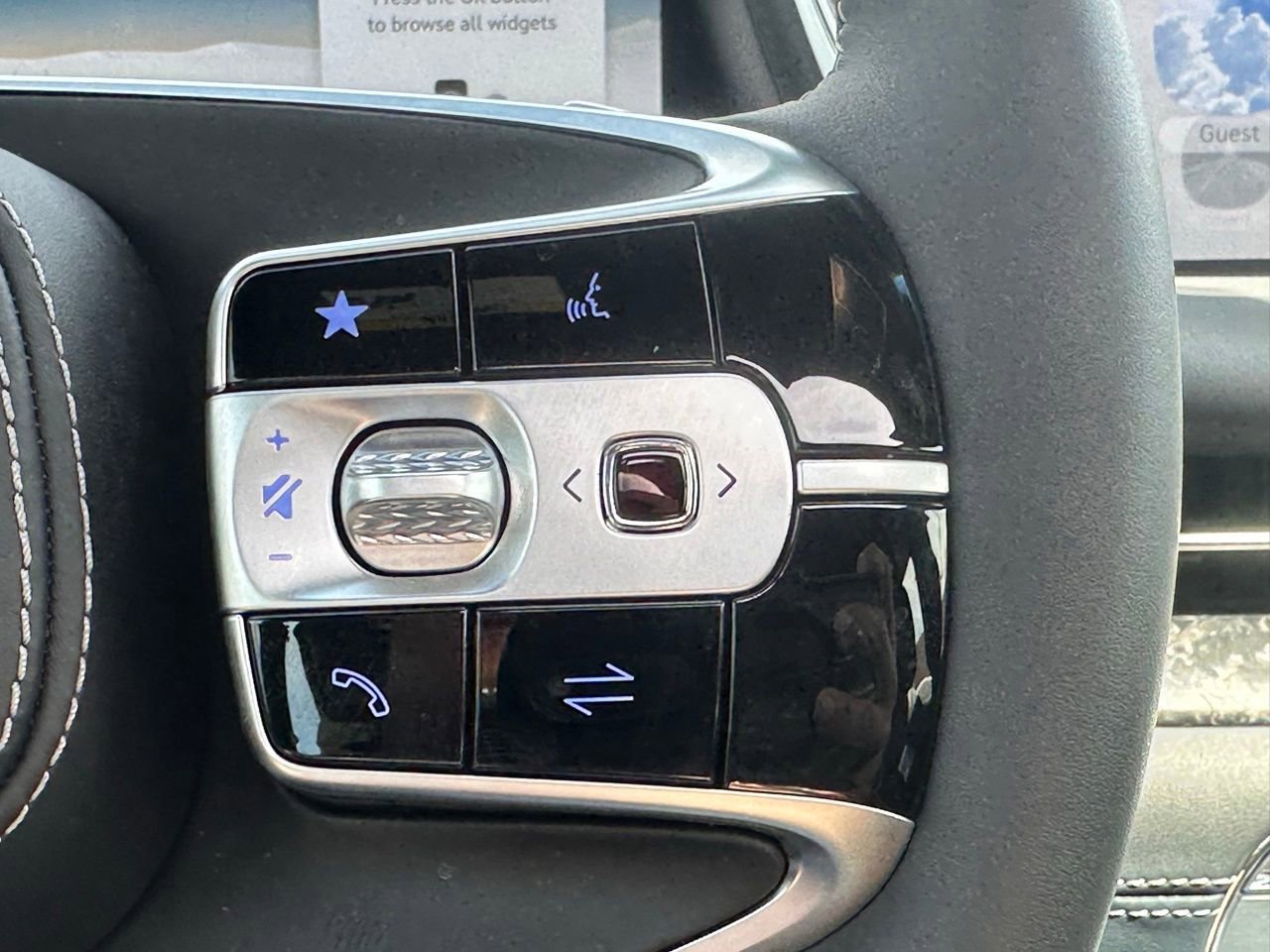 Used 2025 Genesis G90 3.5T image 33