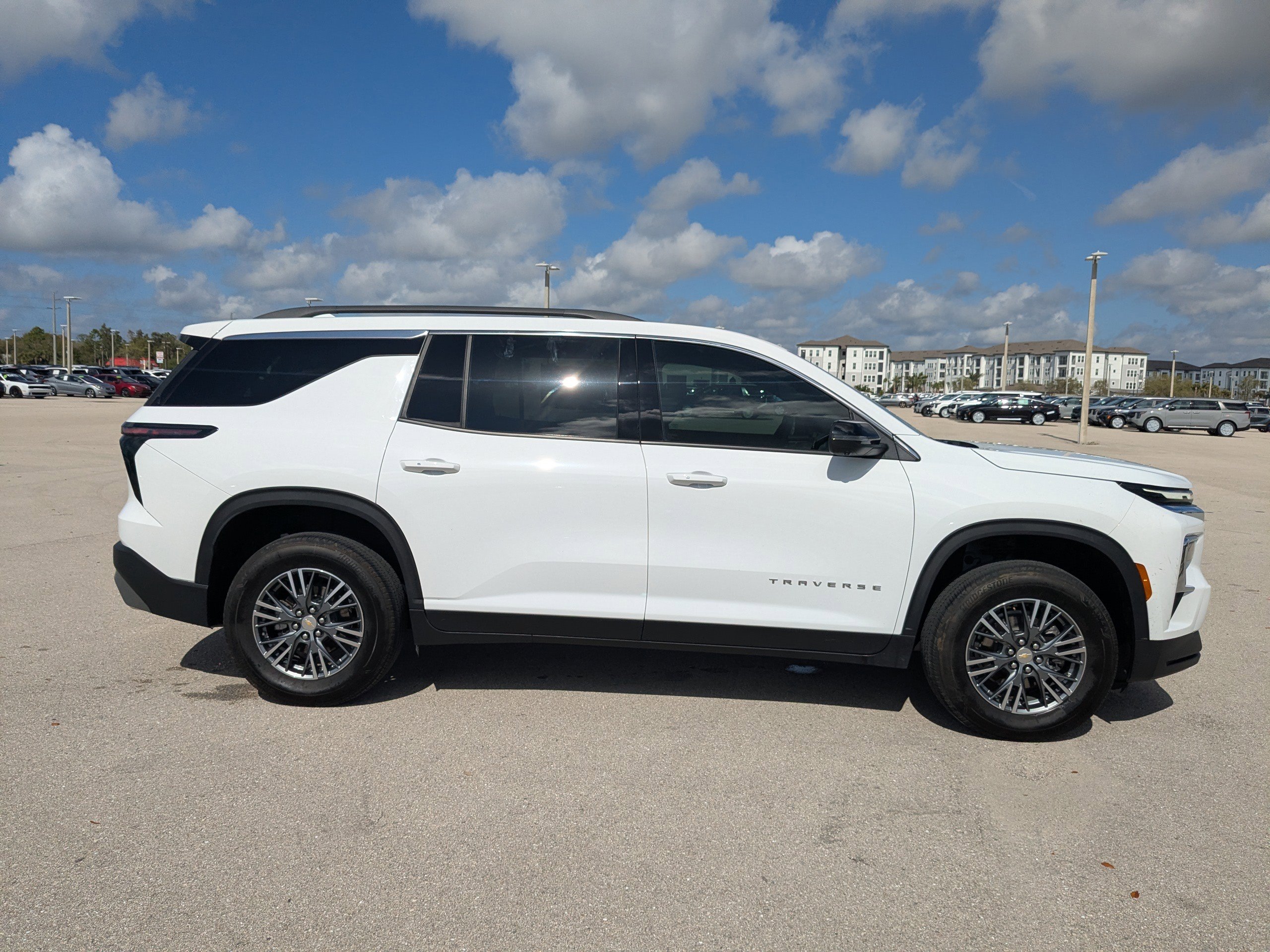 Used 2025 Chevrolet Traverse LT w/ Driver Confidence Package image 4