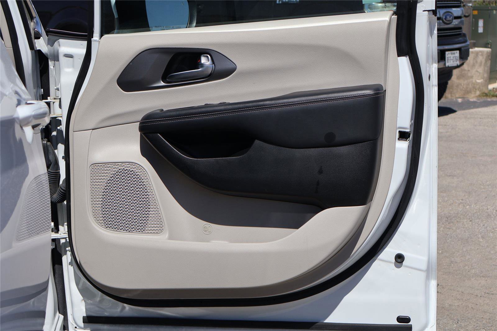 Used 2023 Chrysler Pacifica Touring-L image 35