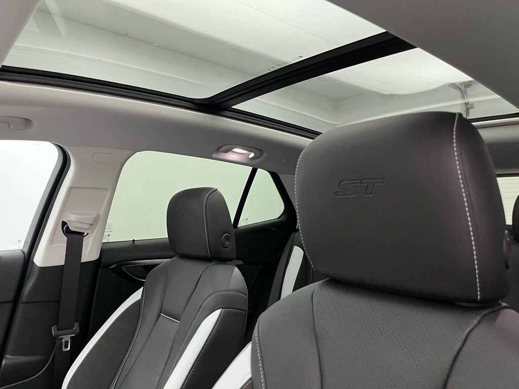 New 2025 Buick Envision Sport Touring image 8