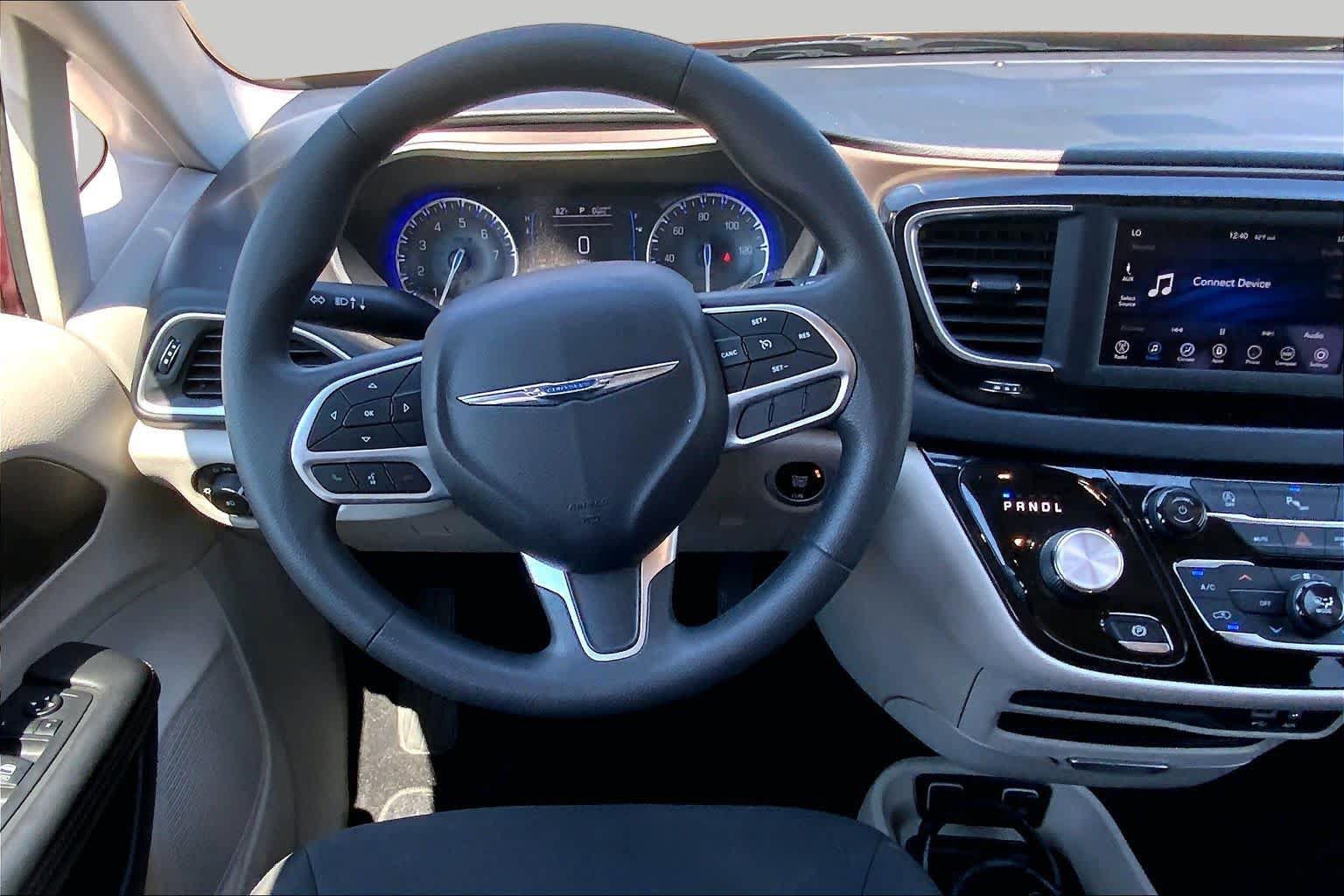 Used 2018 Chrysler Pacifica Touring Plus w/ Tire & Wheel Group FWD image 6