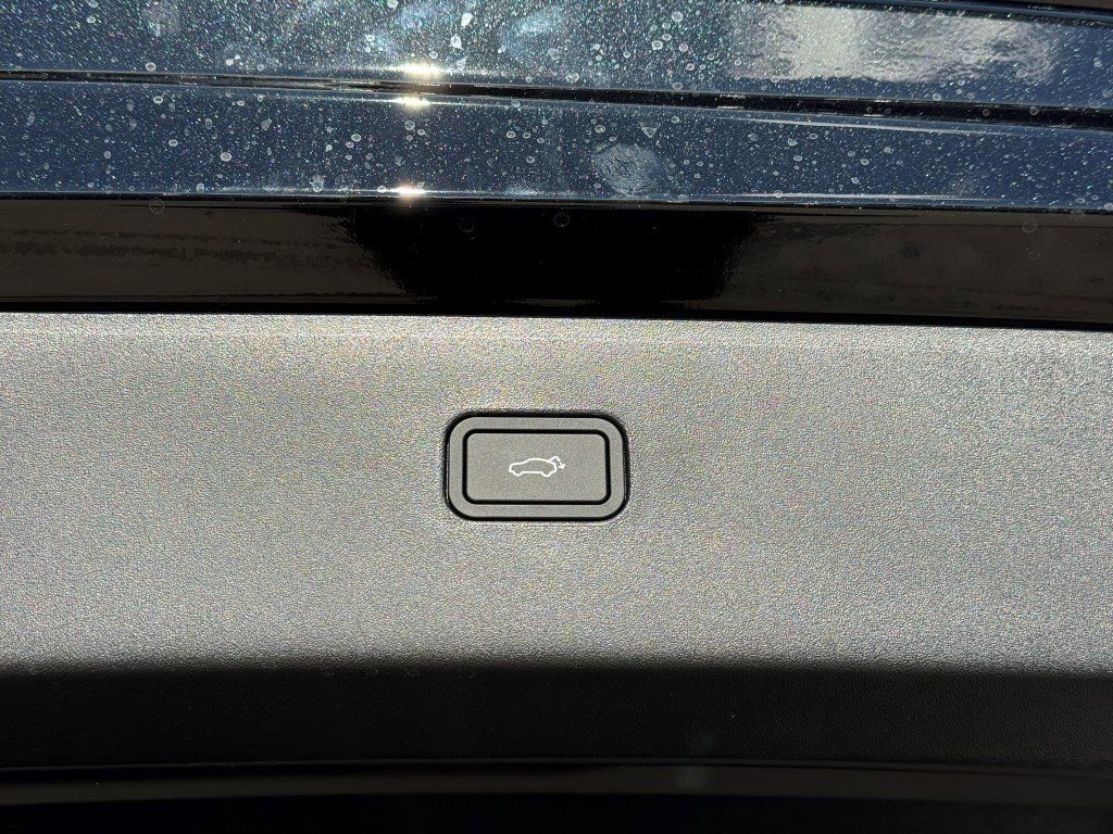 New 2026 Volvo EX30 Plus w/ Protection Package Premier image 17