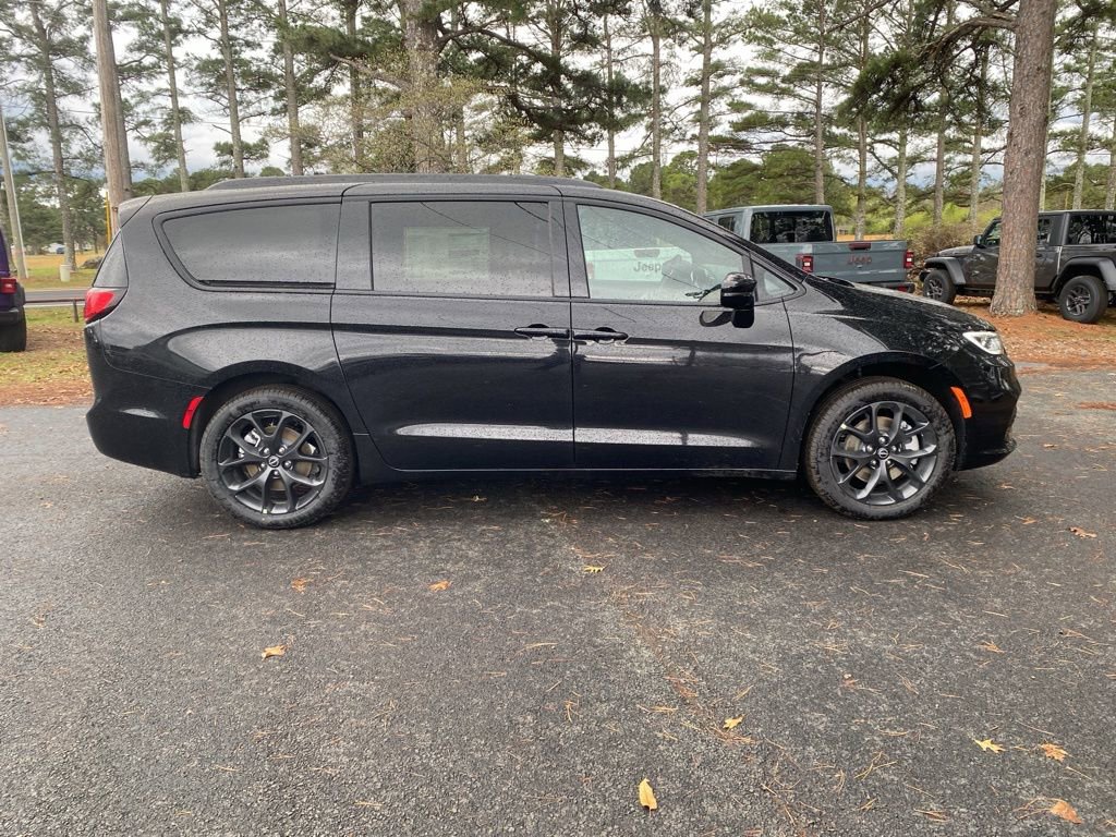 New 2026 Chrysler Pacifica Limited w/ S Appearance Package image 4