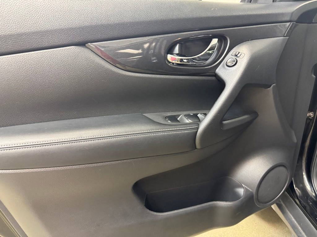 Used 2020 Nissan Rogue SV image 8