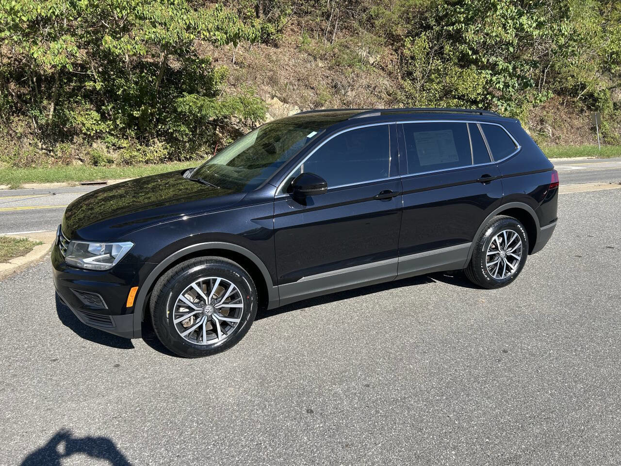 Used 2020 Volkswagen Tiguan SE w/ Panoramic Sunroof Package image 3