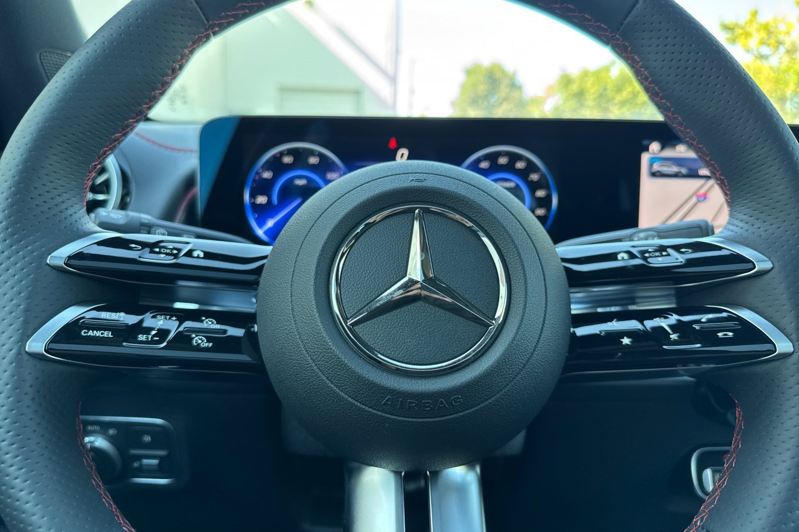 Used 2024 Mercedes-Benz EQB 300 4MATIC image 28