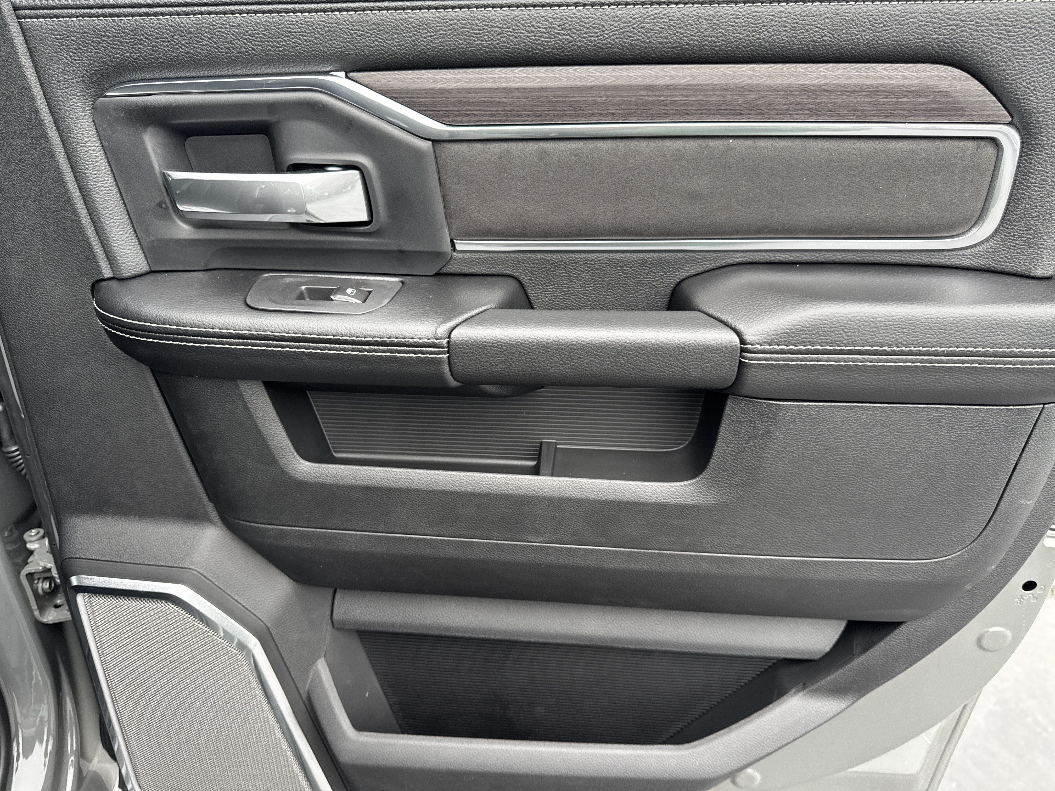 New 2026 RAM 2500 Laramie AWD/4WD image 16