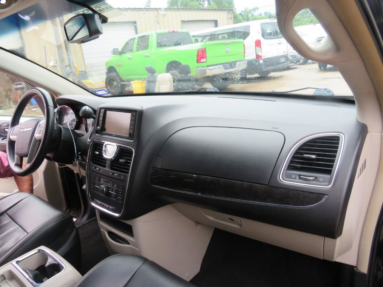 Used 2015 Chrysler Town & Country Touring FWD image 30