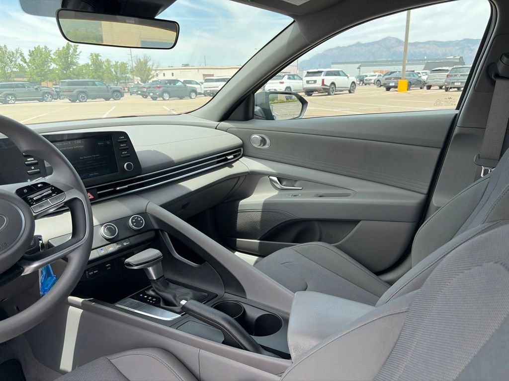 Used 2025 Hyundai Elantra SE FWD image 25