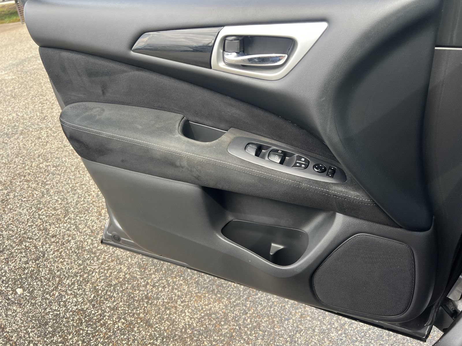 Used 2016 Nissan Pathfinder SV FWD image 14
