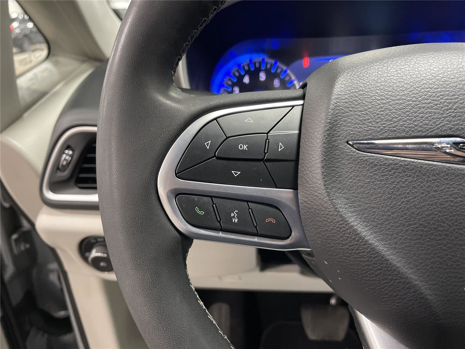 Used 2024 Chrysler Pacifica Touring-L image 16