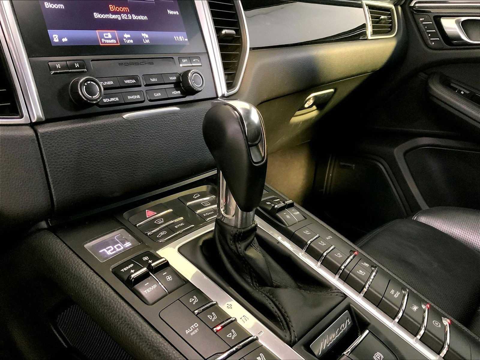 Certified 2018 Porsche Macan AWD/4WD image 17