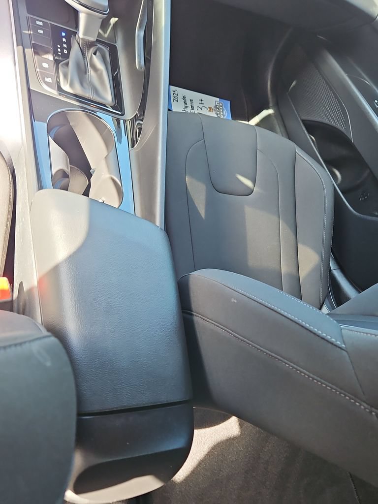 Used 2025 Hyundai Elantra SEL FWD image 25