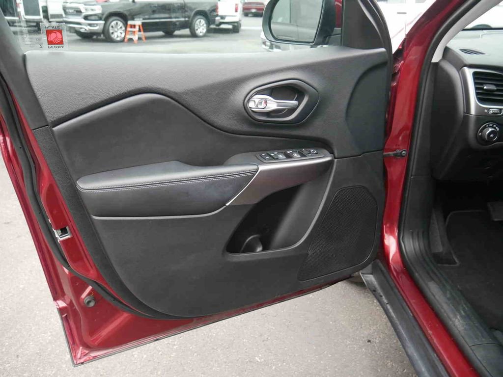 Used 2019 Jeep Cherokee Latitude w/ Popular Appearance Group image 21