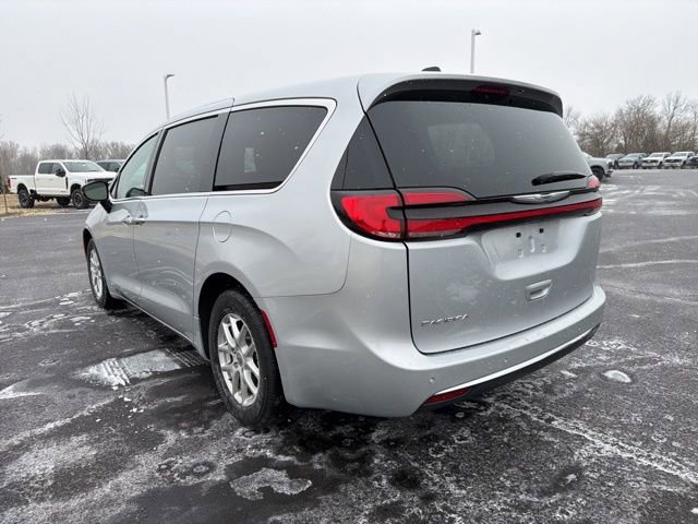 Used 2024 Chrysler Pacifica Touring-L image 4