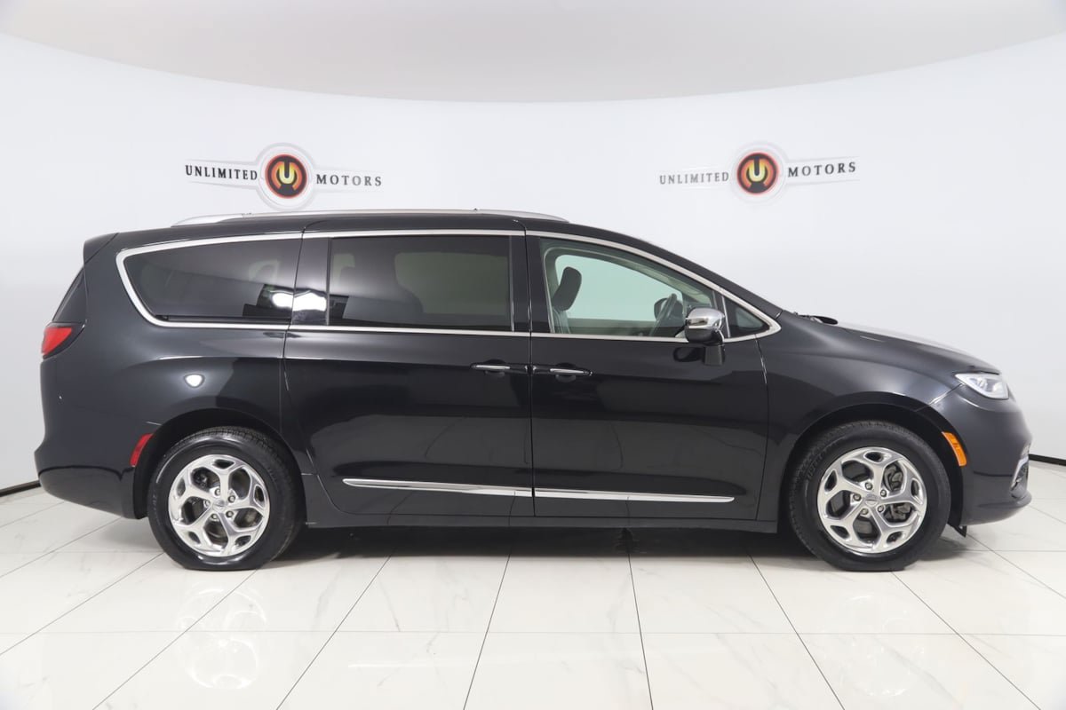Used 2021 Chrysler Pacifica Limited AWD/4WD image 2