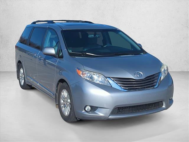 Used 2015 Toyota Sienna XLE image 3
