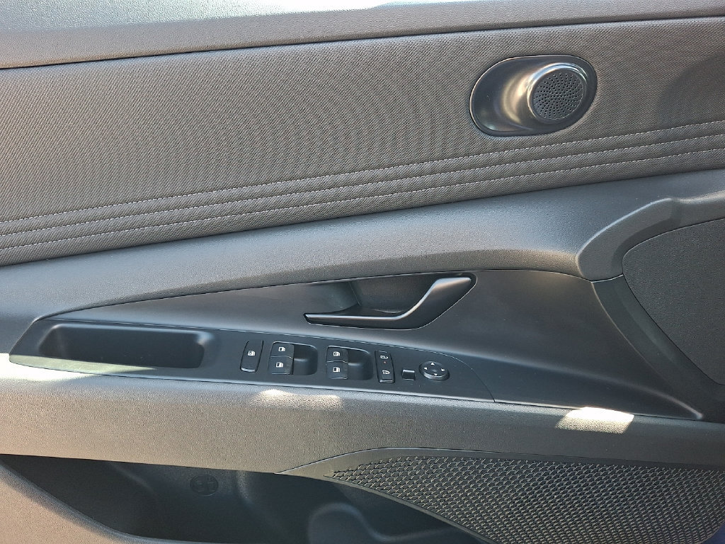 Certified 2025 Hyundai Elantra SEL FWD image 11