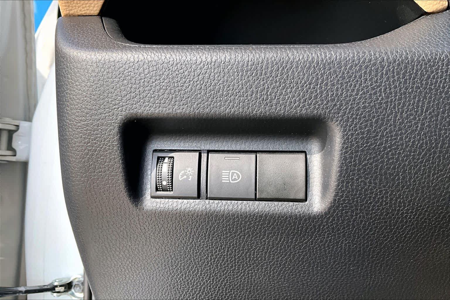 Used 2021 Toyota RAV4 LE AWD/4WD image 33