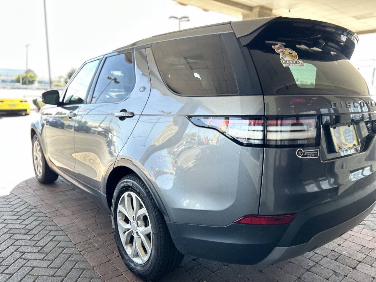 Used 2018 Land Rover Discovery SE AWD/4WD image 12