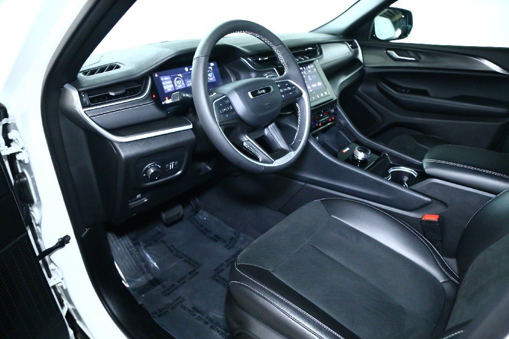 Used 2025 Jeep Grand Cherokee Altitude image 17