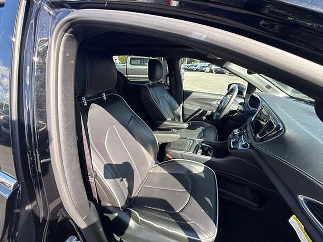 Used 2026 Chrysler Pacifica Limited FWD image 16