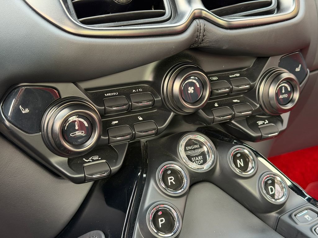 Used 2023 Aston Martin V8 Vantage Coupe image 32