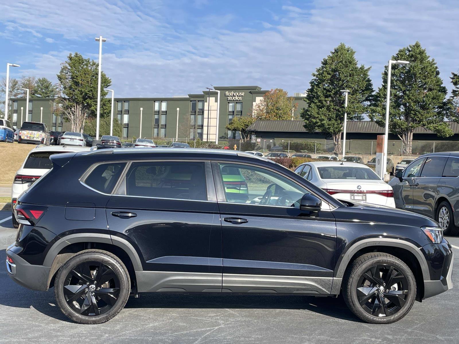 Certified 2025 Volkswagen Taos SE w/ Black Wheel Package FWD image 8