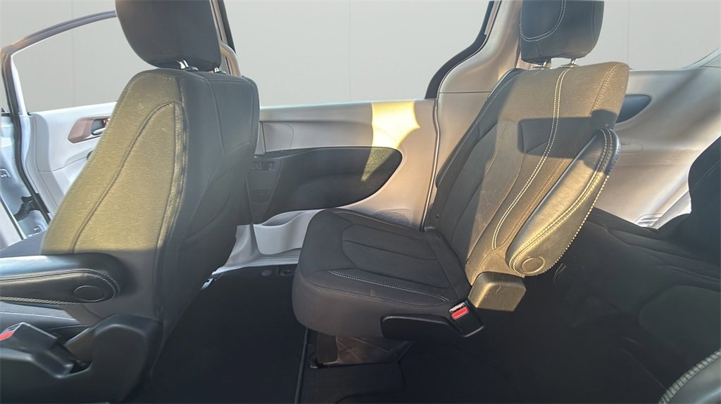 Used 2022 Chrysler Voyager LX image 45