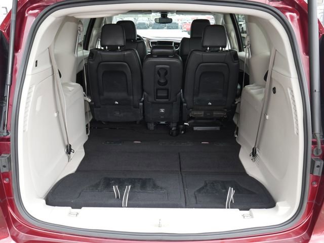 Used 2017 Chrysler Pacifica Touring-L image 10