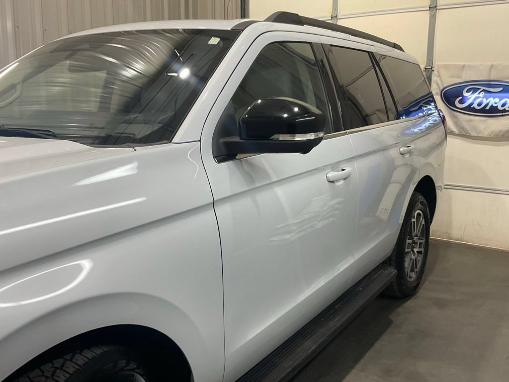 Used 2025 Ford Expedition Active AWD/4WD image 4