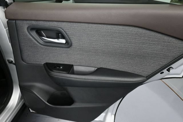 Used 2023 Nissan Rogue SV AWD/4WD image 31