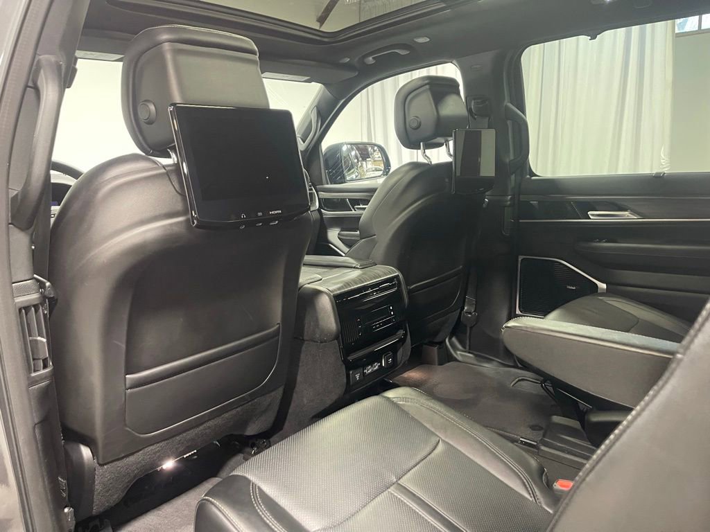 Used 2023 Jeep Wagoneer Series III w/ Premium Group I AWD/4WD image 26