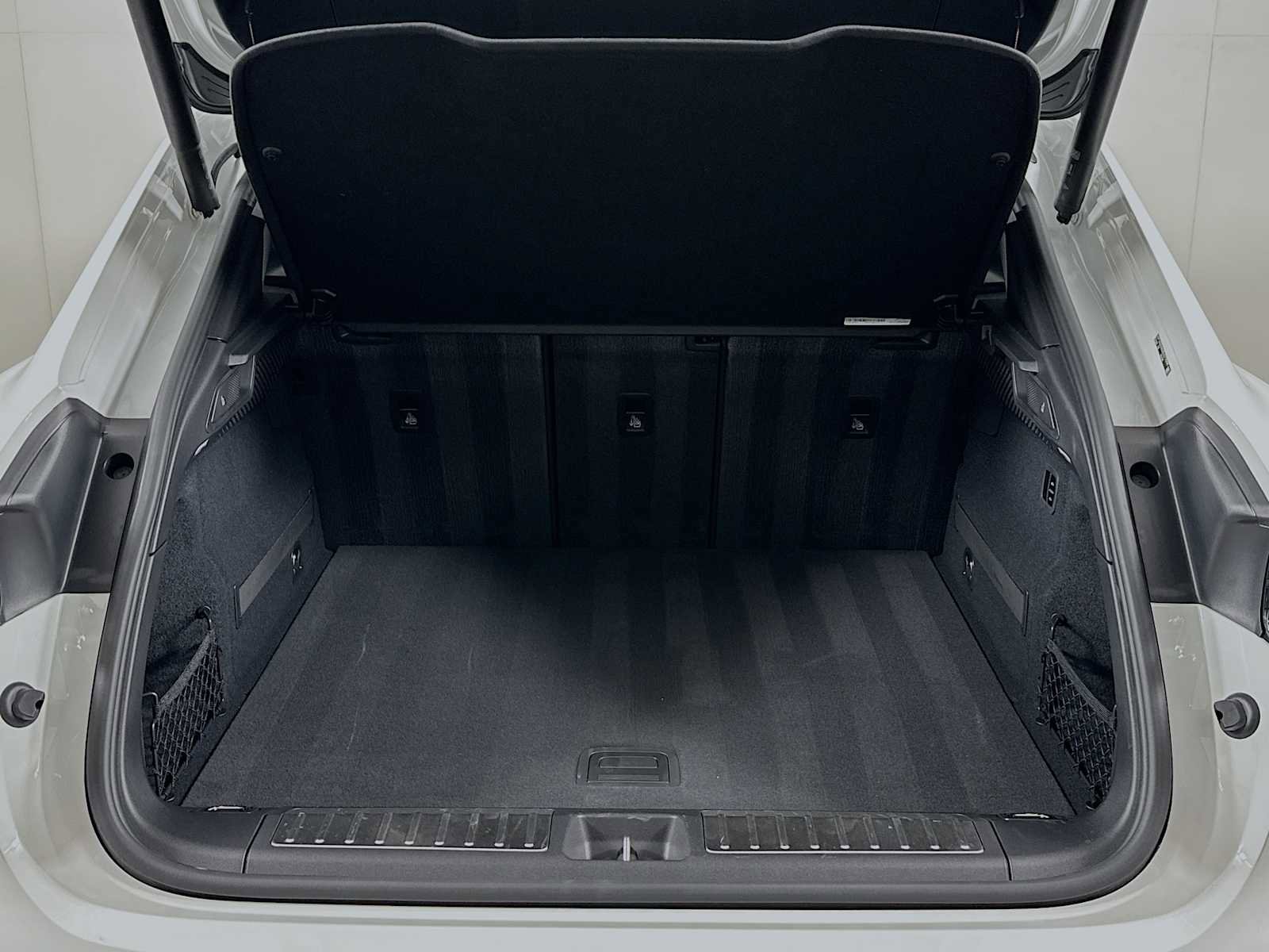 Certified 2025 Porsche Macan Electric image 26