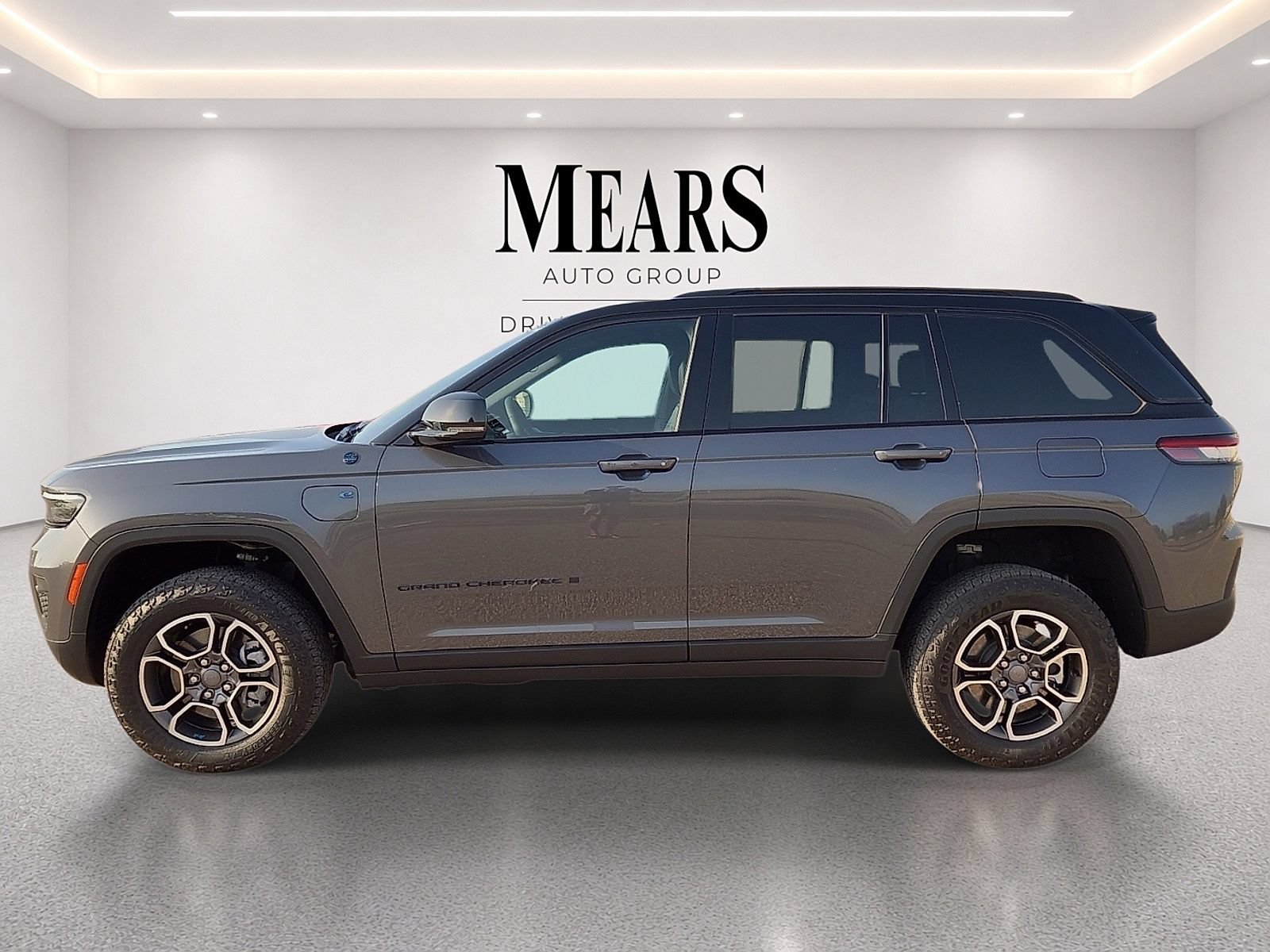 Used 2023 Jeep Grand Cherokee Trailhawk AWD/4WD image 2