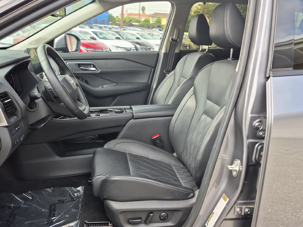 Certified 2025 Nissan Rogue Platinum w/ Platinum Premium Package AWD/4WD image 15