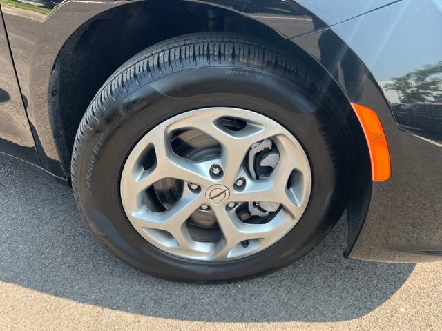 Used 2024 Chrysler Pacifica Limited AWD/4WD image 38