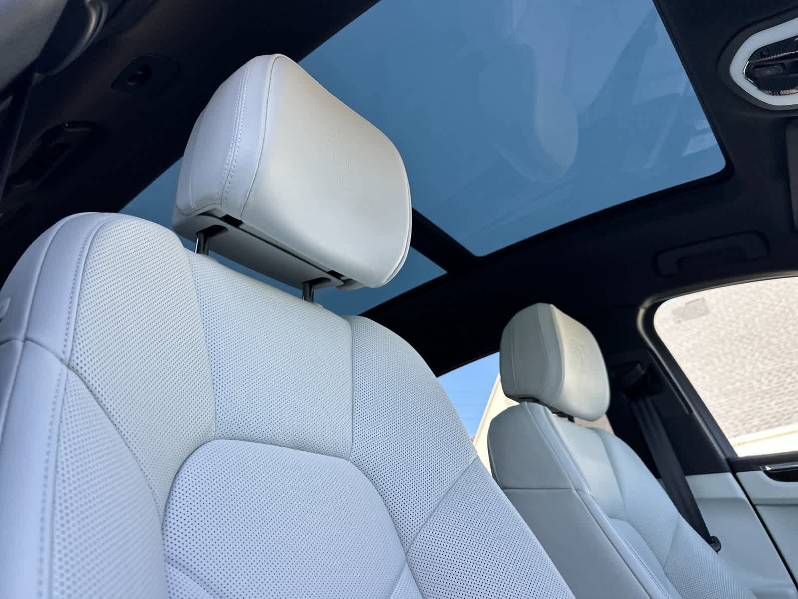 Certified 2025 Porsche Macan AWD/4WD image 18
