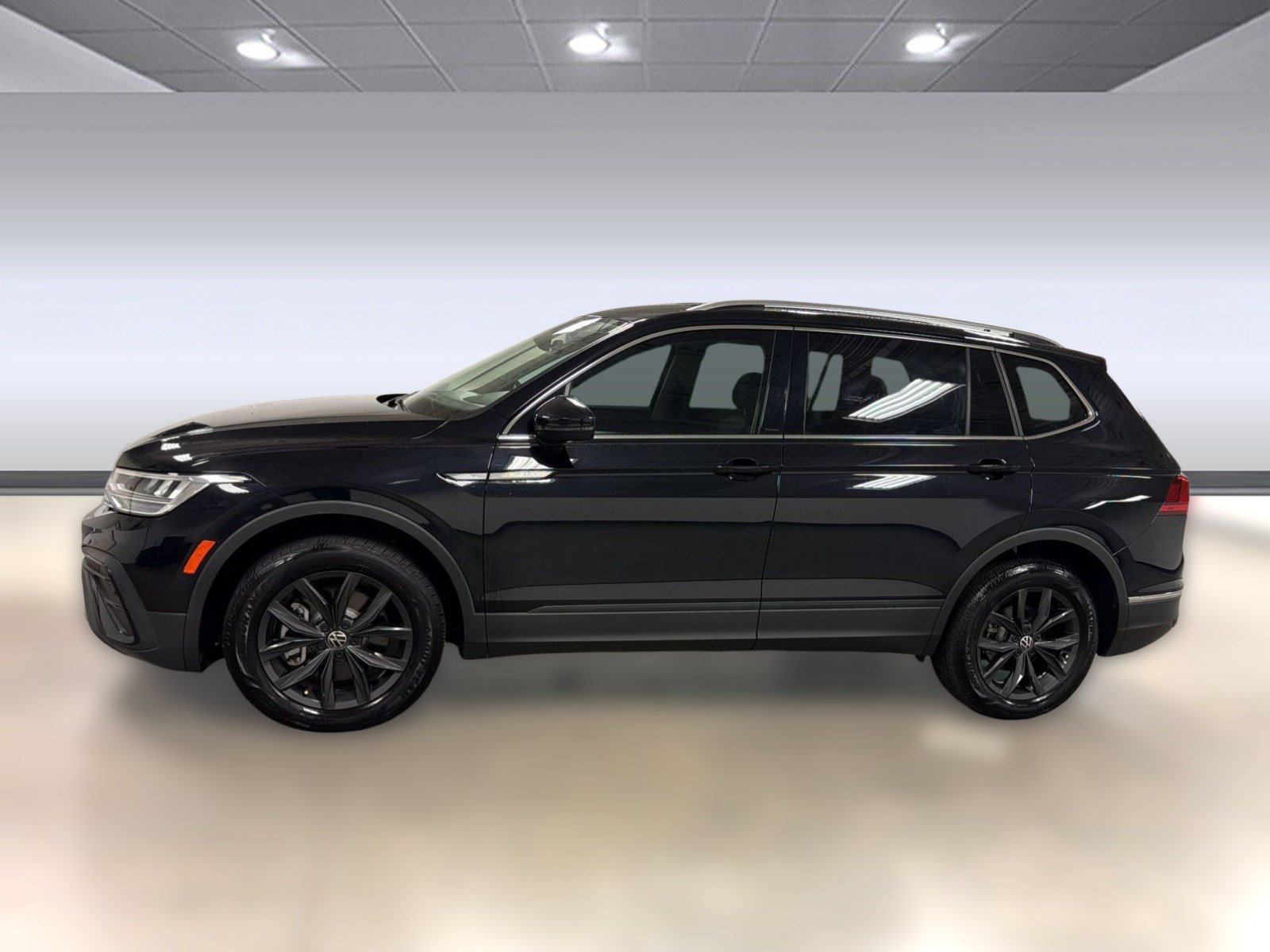 Used 2024 Volkswagen Tiguan SE FWD image 2