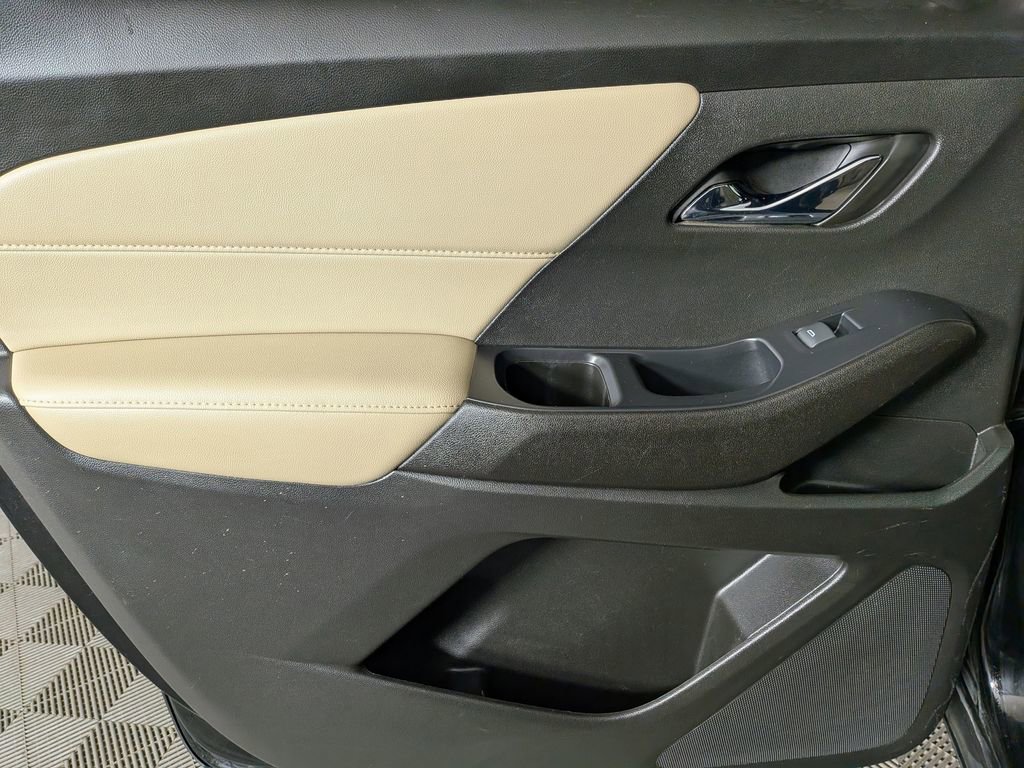 Used 2022 Chevrolet Traverse LT image 32