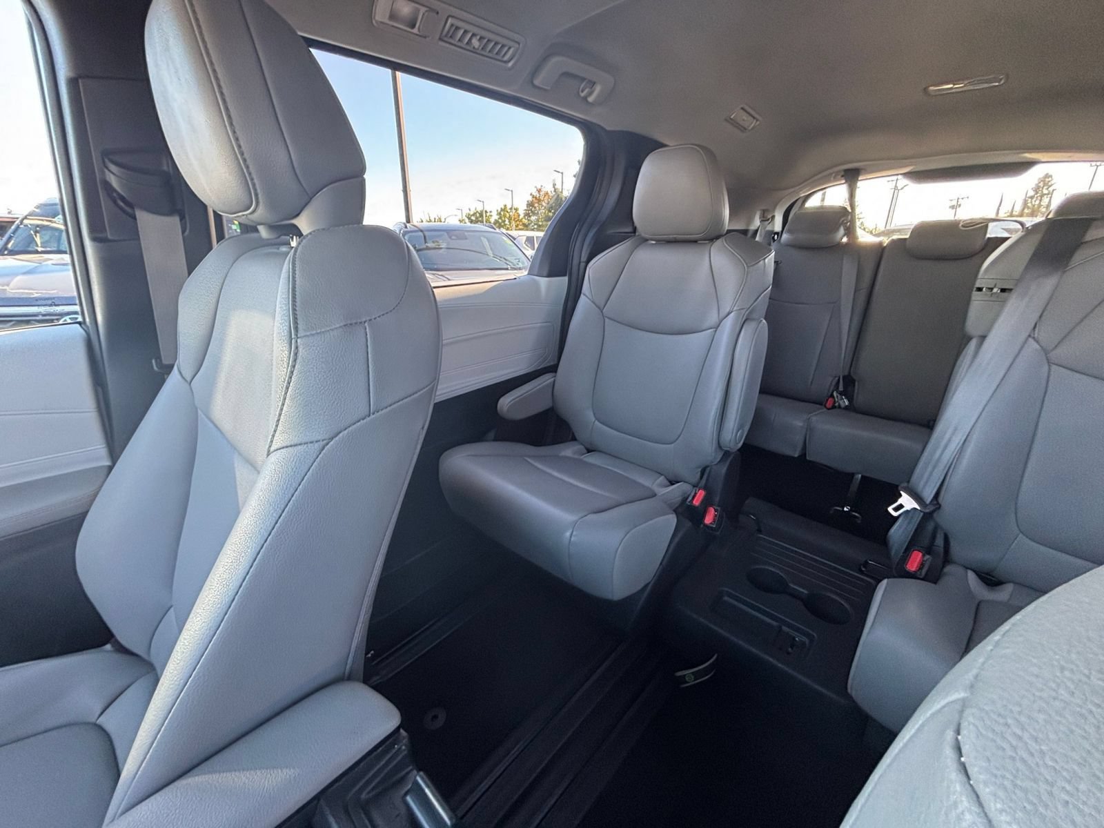 Used 2025 Toyota Sienna XLE FWD image 42