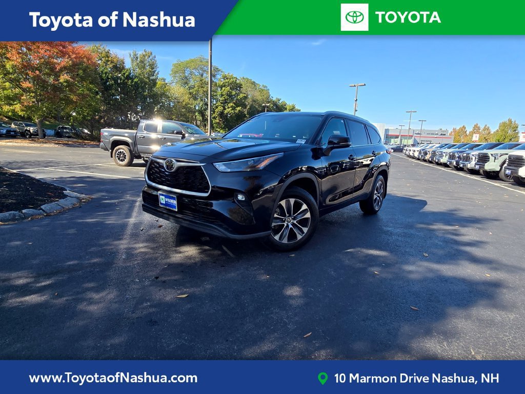 Certified 2022 Toyota Highlander XLE AWD/4WD image 1