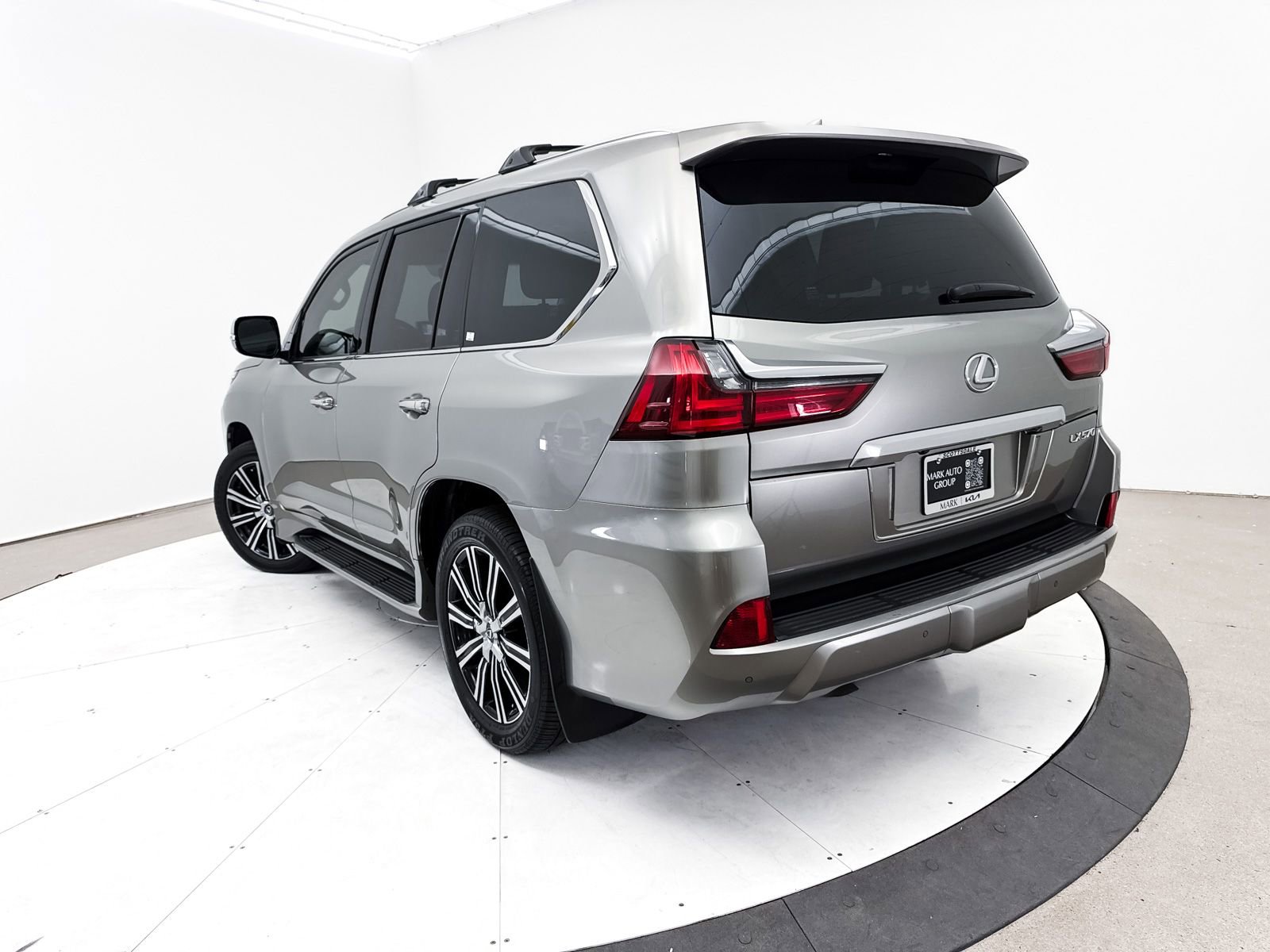 Used 2018 Lexus LX 570 4WD w/ Luxury Package image 2