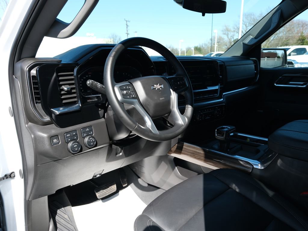 Used 2025 Chevrolet Silverado 1500 LT Trail Boss w/ Convenience Package II image 3