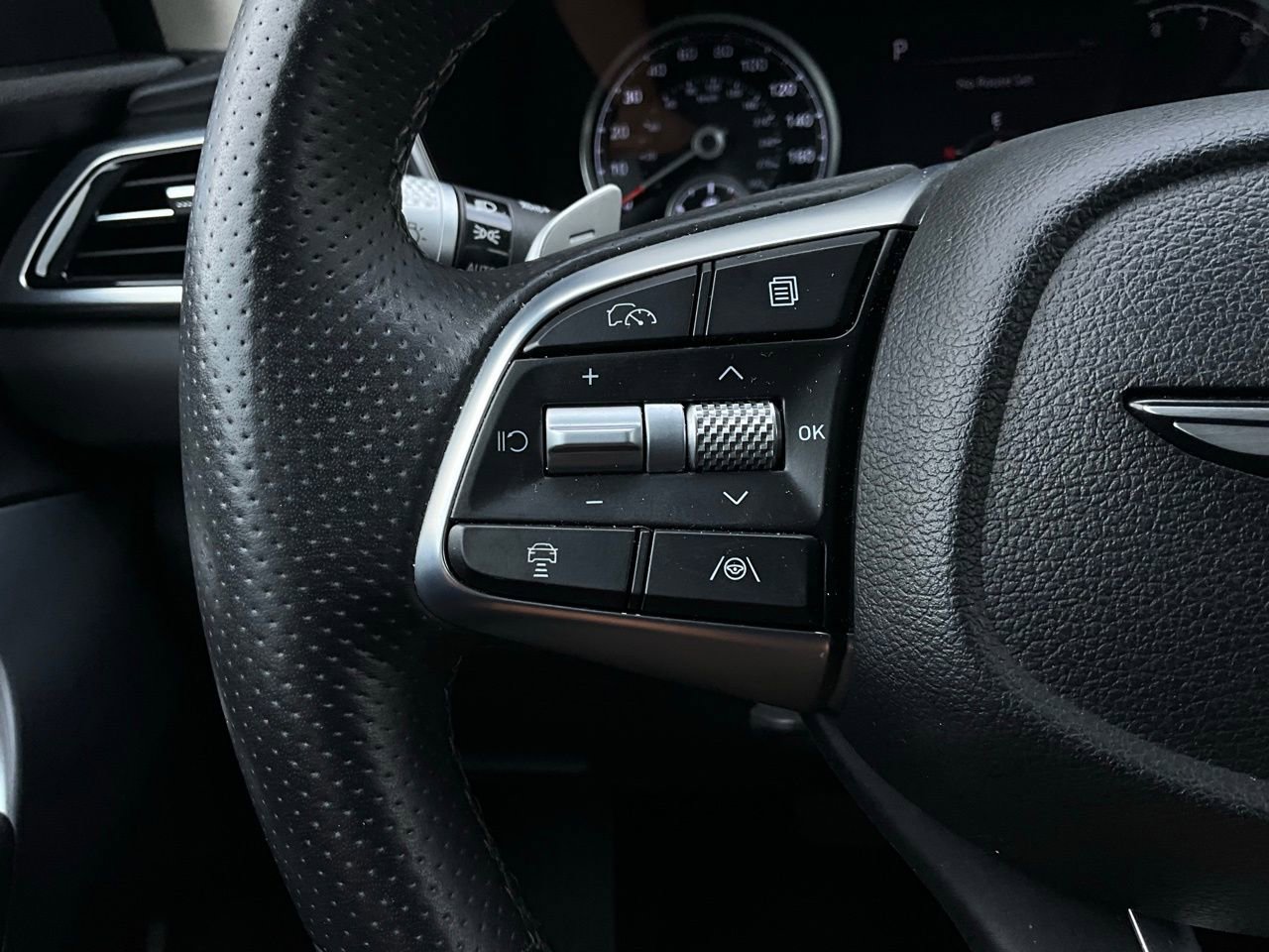 Used 2025 Genesis G70 2.5T image 36