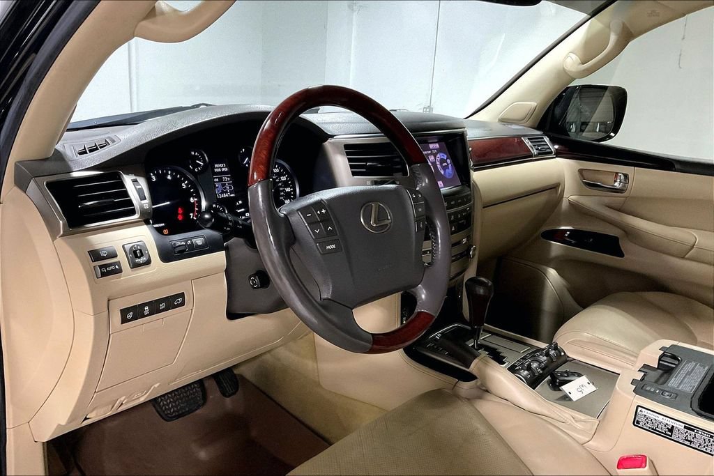 Used 2013 Lexus LX 570 4WD w/ Luxury Pkg image 16