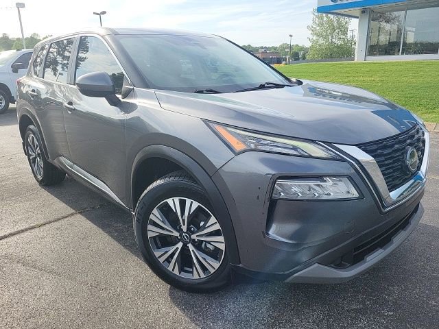 Used 2022 Nissan Rogue SV image 2